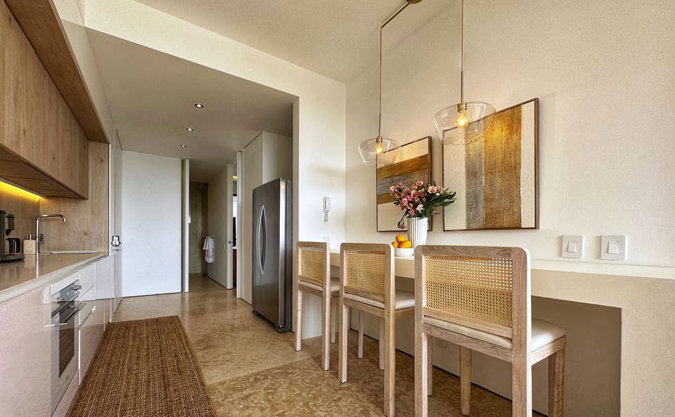 High chairs by the kitchen bar to enjoy your meals