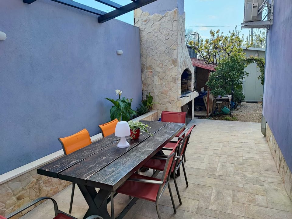 Apartment | Outdoor dining