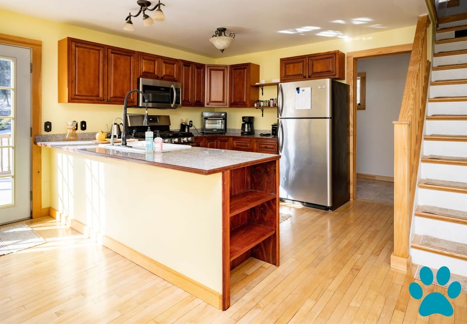 U-Shaped kitchen gives plenty of room to prepare a home cooked meal