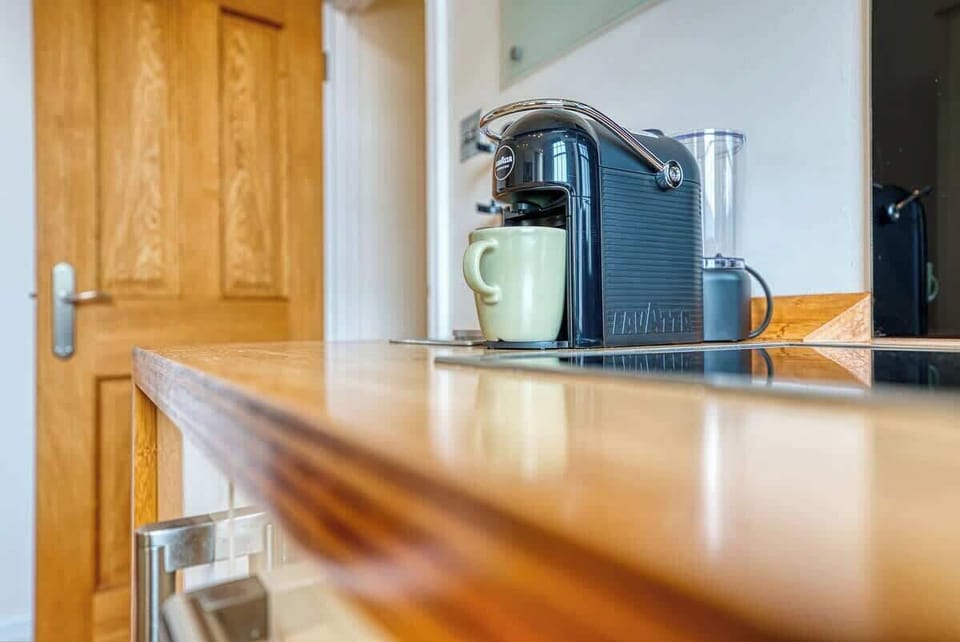 Fully equipped kitchen at Blue Puffin Stays Short Lets & Serviced Accommodation