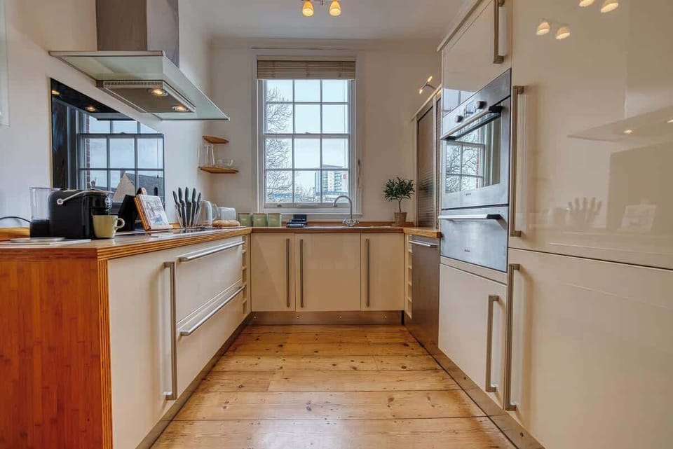 Fully equipped kitchen at Blue Puffin Stays Short Lets & Serviced Accommodation