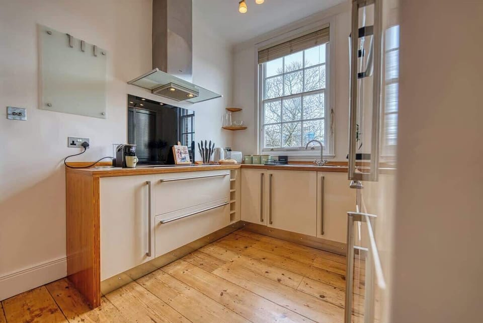 Fully equipped kitchen at Blue Puffin Stays Short Lets & Serviced Accommodation
