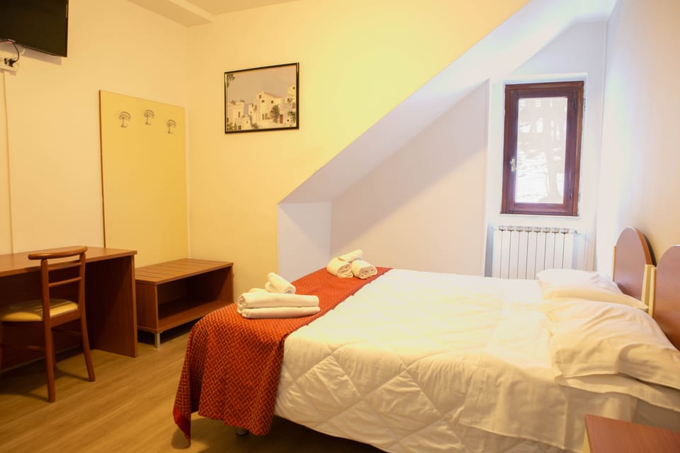 Double or Twin Room | Desk, free WiFi, bed sheets