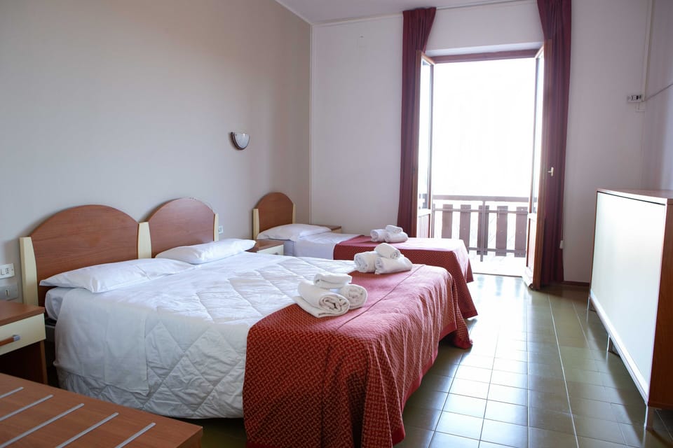 Triple Room | Desk, free WiFi, bed sheets