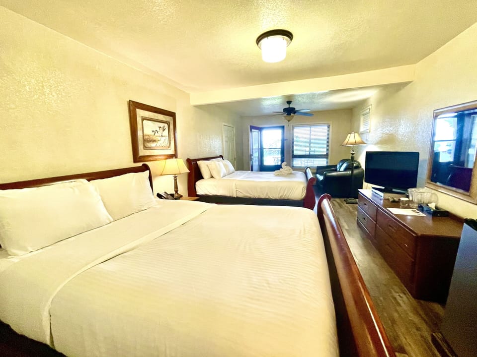 Screen, TV, Bed, Furniture, Lamp