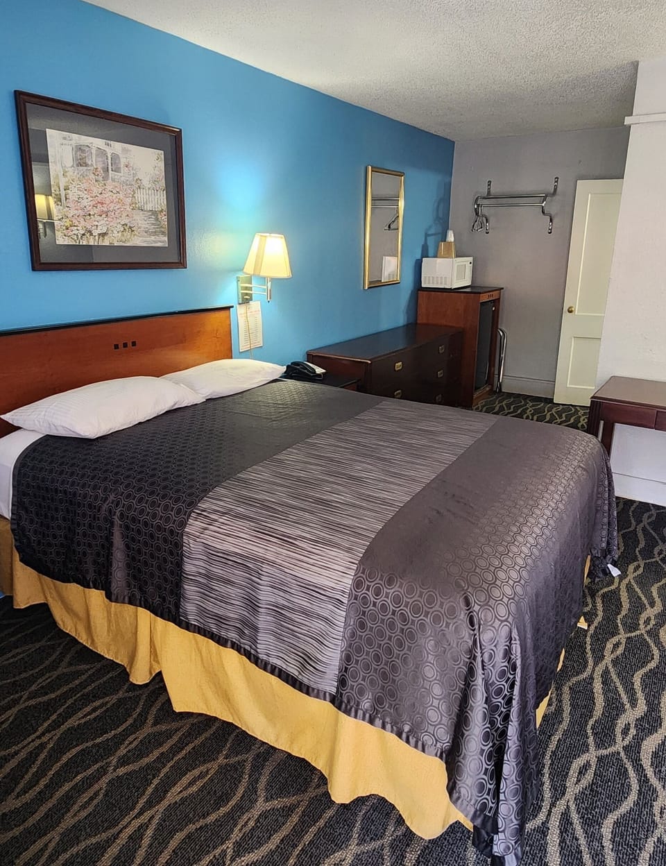 Basic Double Room, 1 Bedroom, Smoking | Blackout drapes, WiFi (free), bed sheets