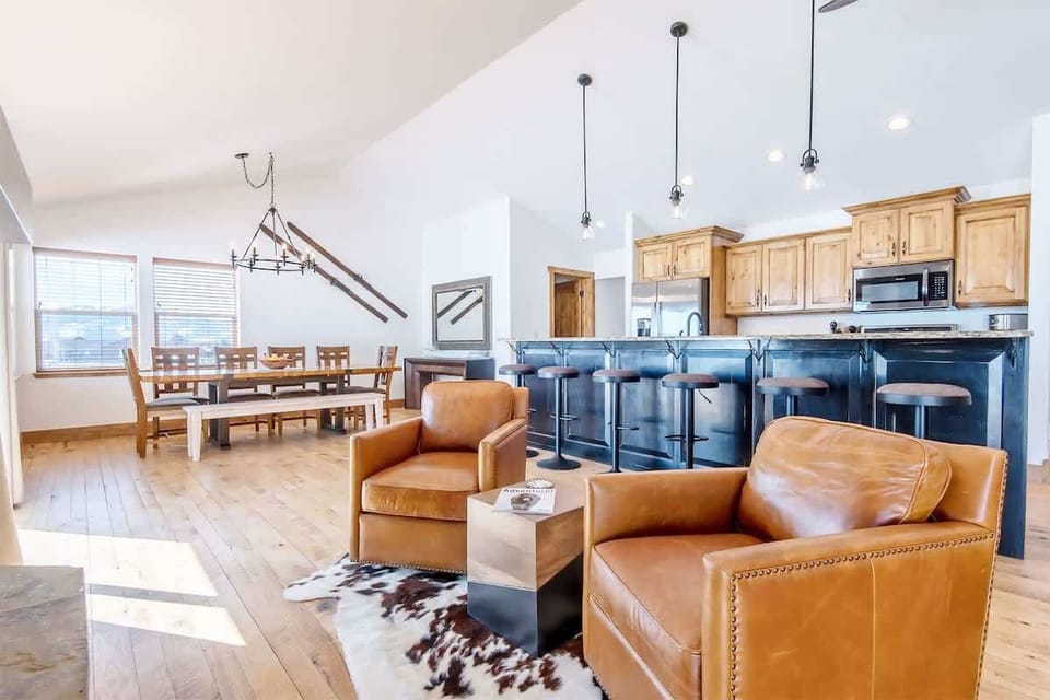 The leather swivel chairs are incredibly comfortable. 