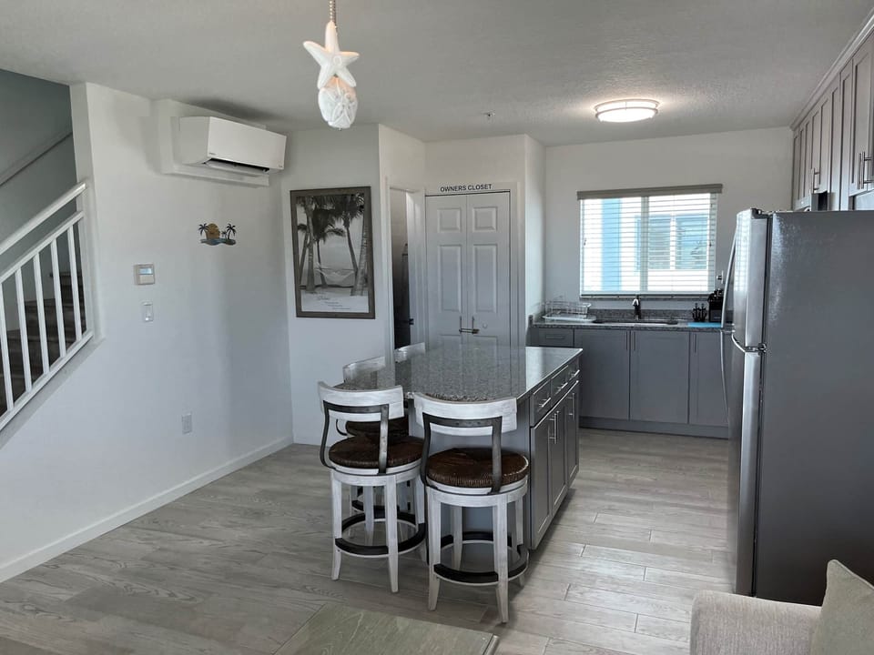 Luxury Bar set & Full Kitchen