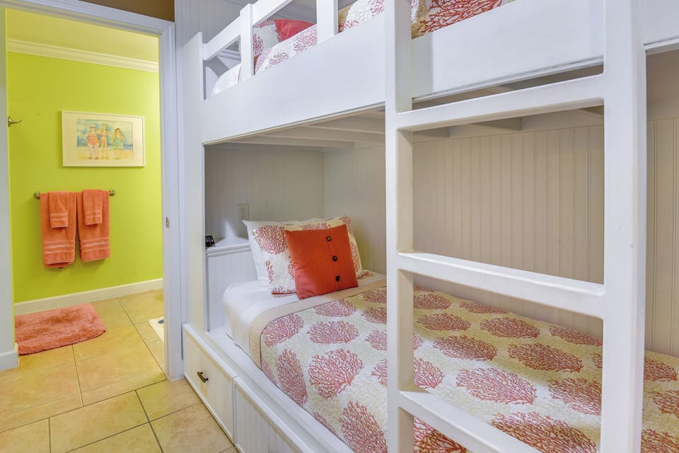 Sleeping Nook | Twin Bunk Bed | Central A/C