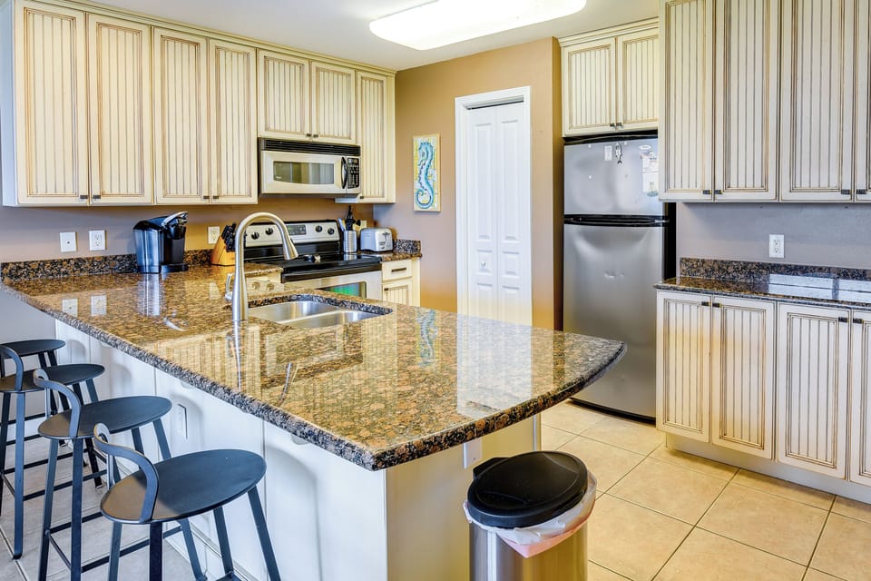 Kitchen | Breakfast Bar | Dishwasher | Cooking Basics