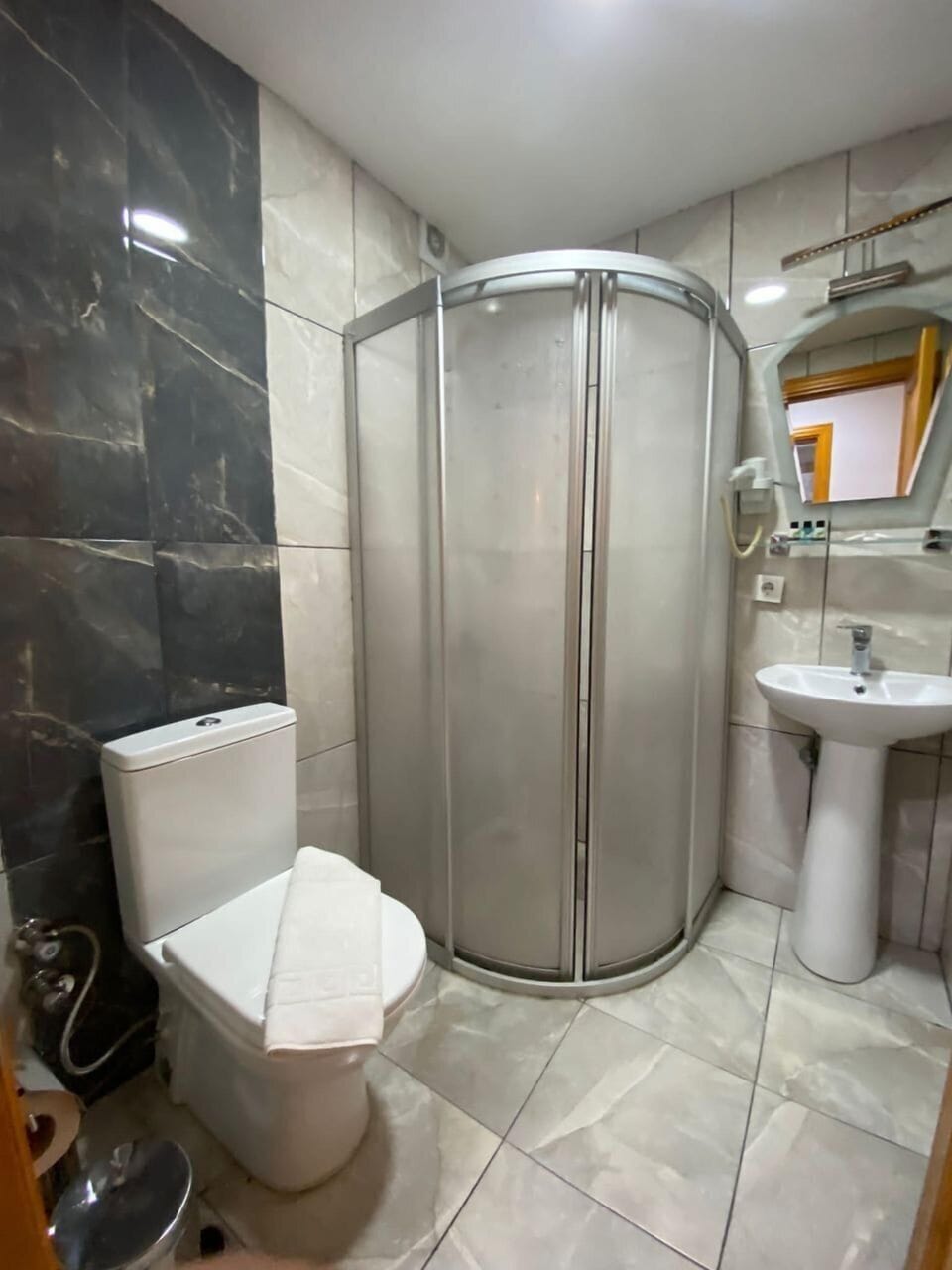 Shower, rainfall showerhead, free toiletries, hair dryer