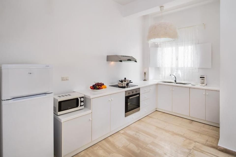Comfort House | Private kitchen | Mini-fridge, espresso maker, coffee/tea maker, electric kettle