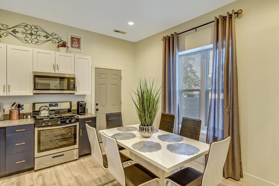 Perfect Size Kitchen and Dining Area to Cook & Entertain.