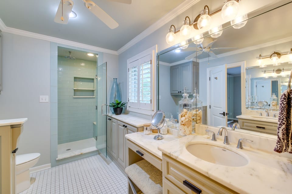 Full Bathroom | Towels Provided