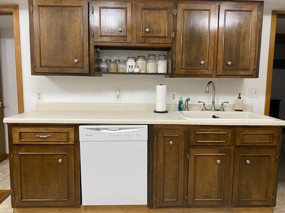 Part of Kitchen & dish washer