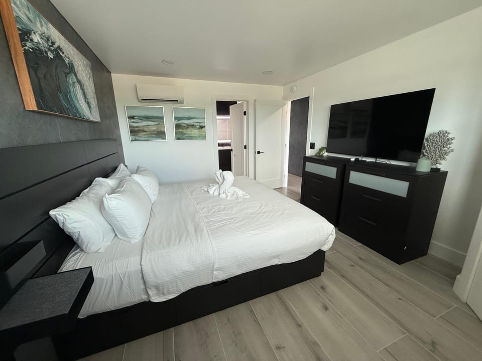 Condo, 1 King Bed with Sofa bed (The Summit 1305) | 1 bedroom