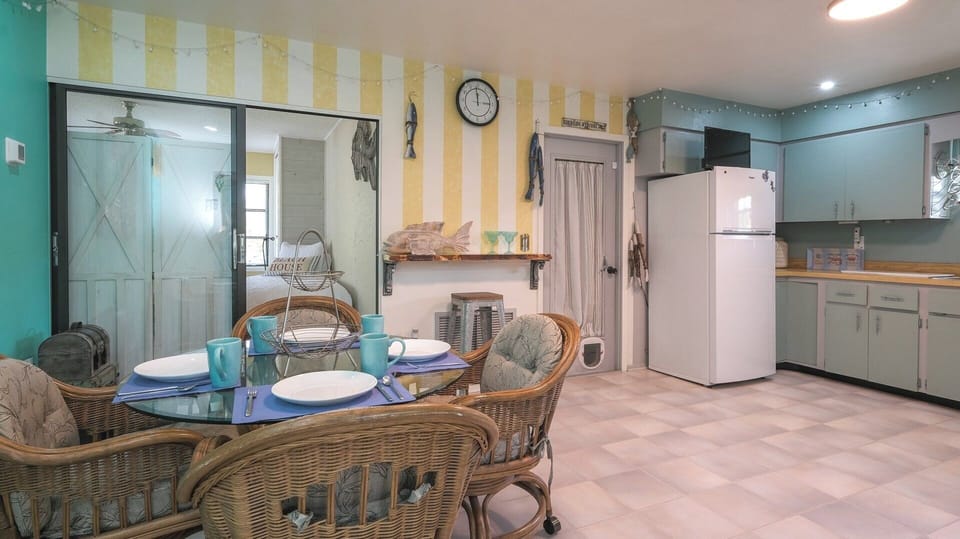 Eat-In Kitchen