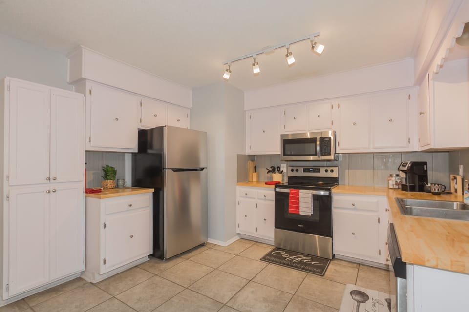 Kitchen Refrigerator and Oven/Stove