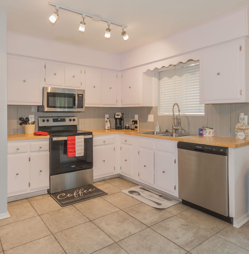 Stove/Oven and Dishwasher