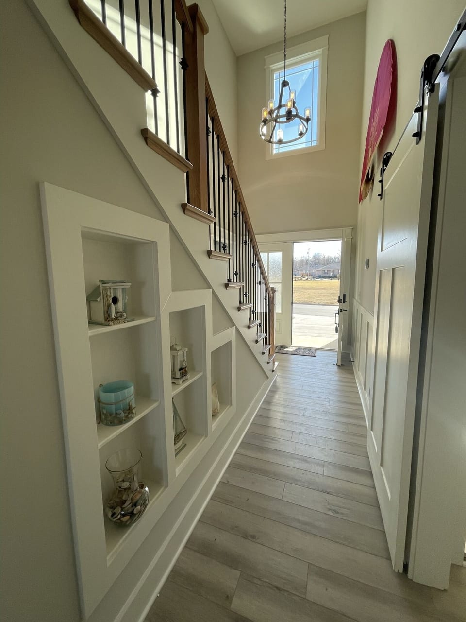 Entryway looking at the entrance 