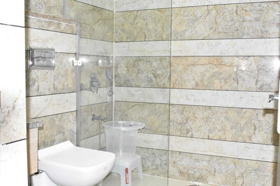 Executive Room | Bathroom | Shower, rainfall showerhead, slippers, towels