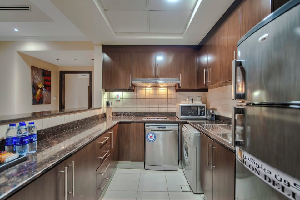 Fridge, microwave, stovetop, dishwasher