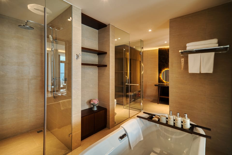 Executive Suite Moutain View | Bathroom | Designer toiletries, hair dryer, bathrobes, slippers