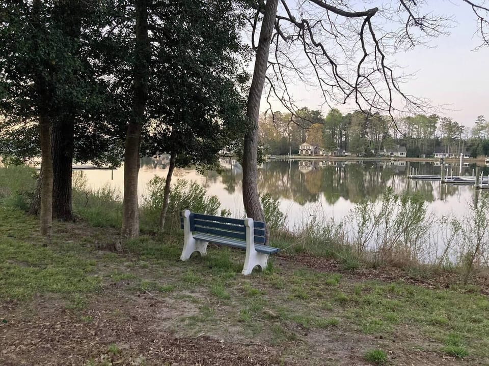 Lots of picnic and benches overlooking the water, peaceful morning coffee or afternoon crabbing, fishing and wine