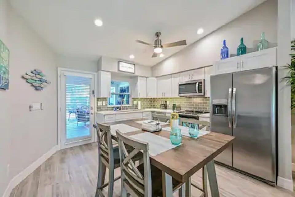 Kitchen w/table