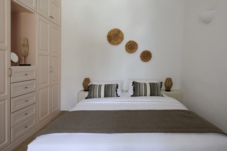 Exclusive Villa | Premium bedding, desk, laptop workspace, soundproofing