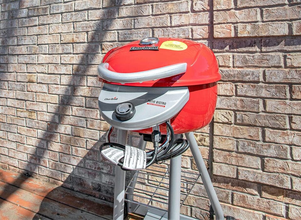 A convenient electric grill allows you to enjoy a delicious meal with family or friends while taking in the beautiful surroundings. 