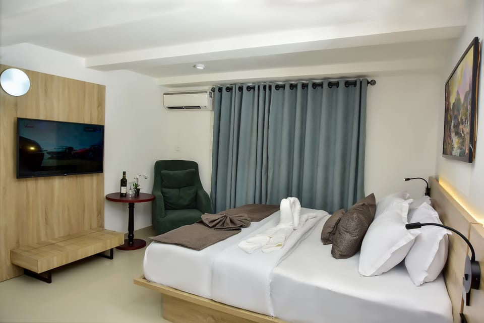 In-room safe, individually furnished, desk, laptop workspace