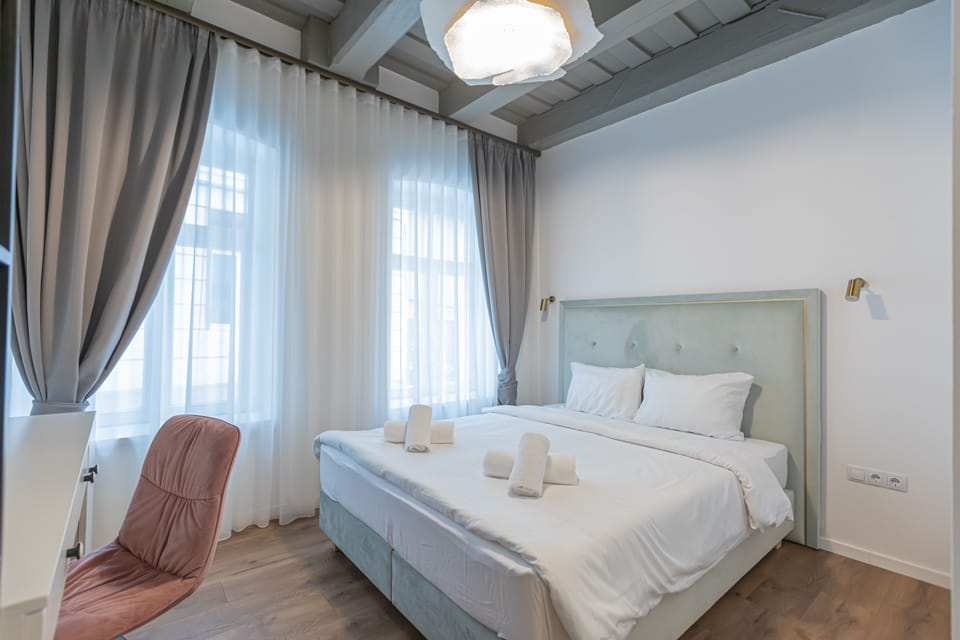 Superior Room, 1 Queen Bed, Non Smoking, Private Bathroom | Free WiFi, bed sheets