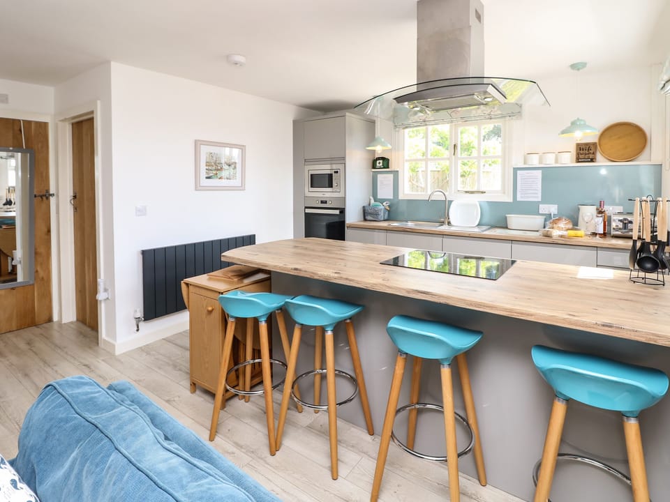 Cottage | Private kitchen | Fridge, dishwasher, electric kettle, toaster