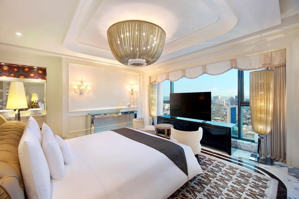 Designer Suite, Club Lounge Access, Free Minibar, City or River View | Frette Italian sheets, premium bedding, down comforters