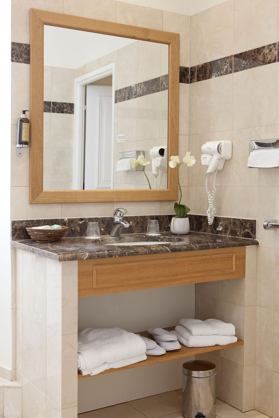 Exclusive Double Room | Bathroom | Free toiletries, towels