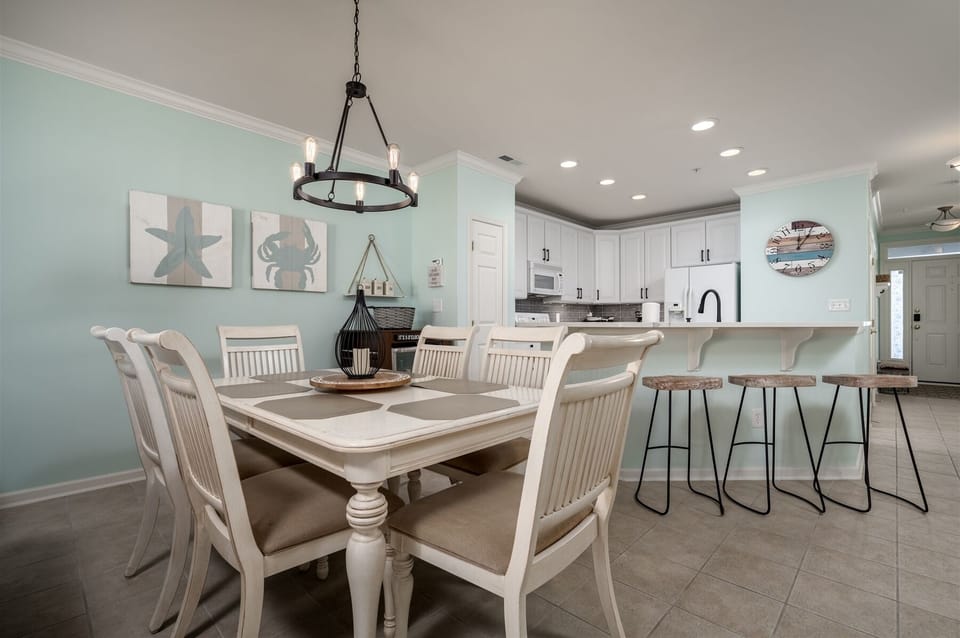 Dining Area w/ Breakfast Bar
