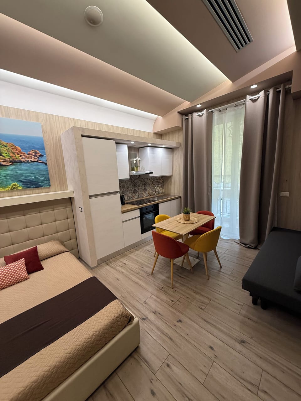 Comfort Room | Living area | Flat-screen TV
