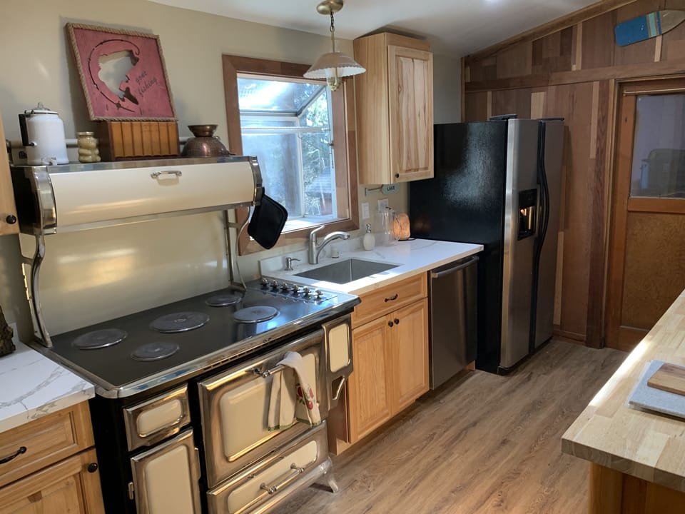 The kitchen was recently renovated from tope to bottom with modern amenities. 