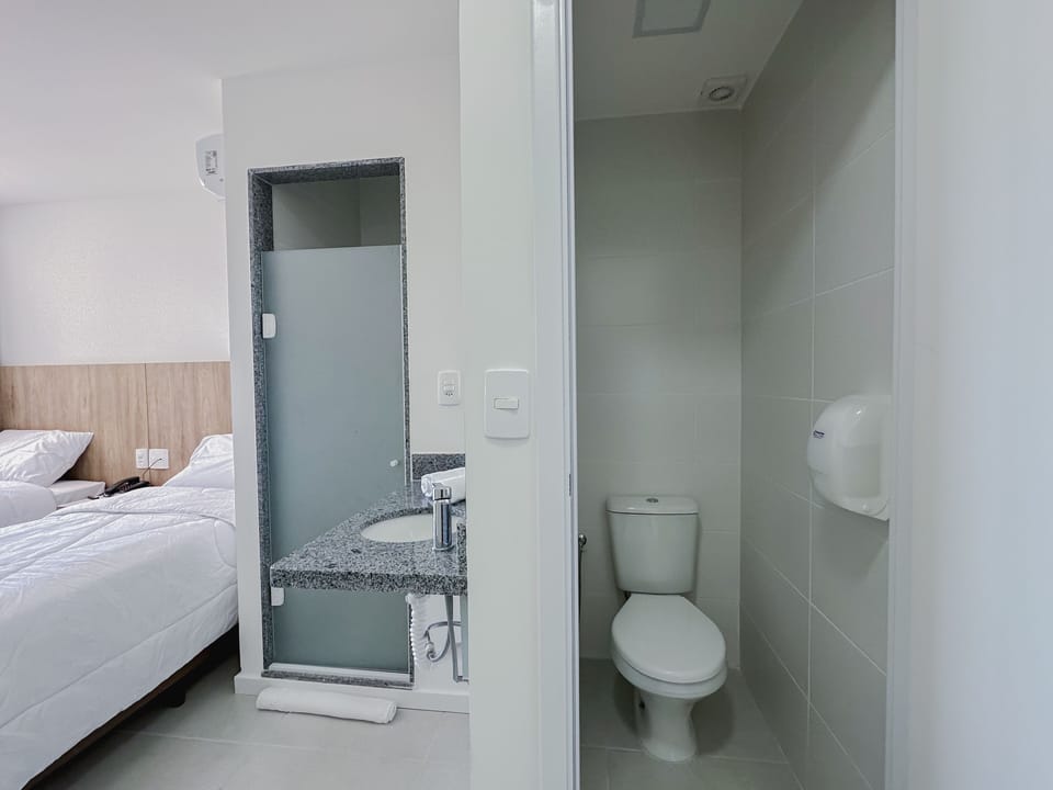 Standard Room, 2 Twin Beds | Bathroom | Shower, rainfall showerhead, free toiletries, hair dryer