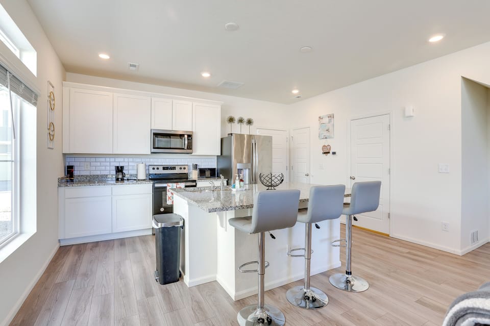 Kitchen | Stainless Steel Appliances w/ Dishwasher | Breakfast Bar | Free WiFi