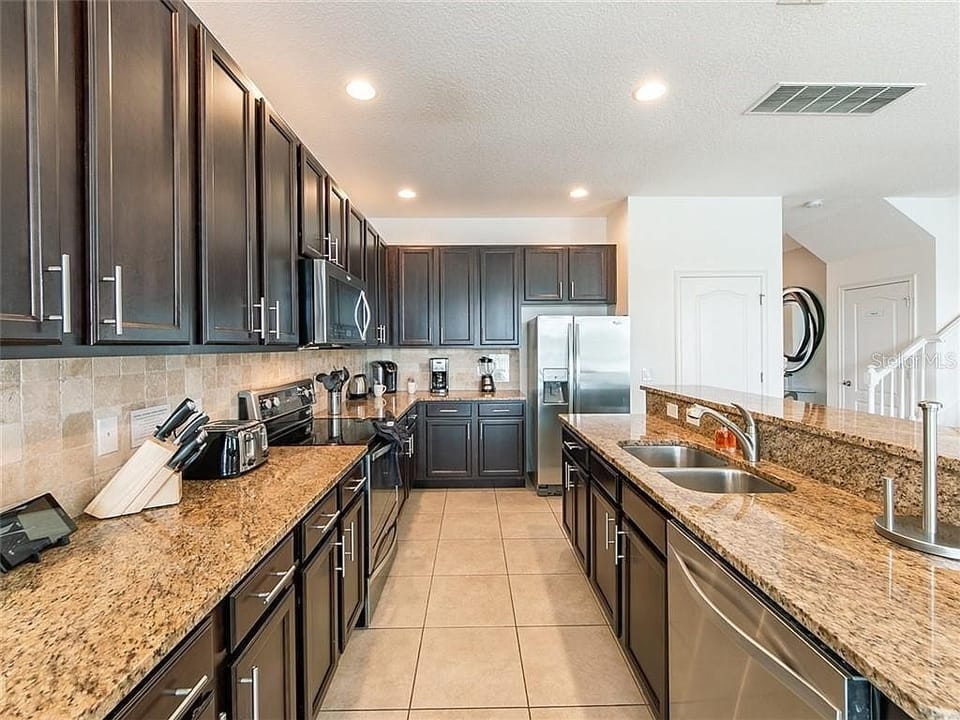 Large Fully Stocked Kitchen