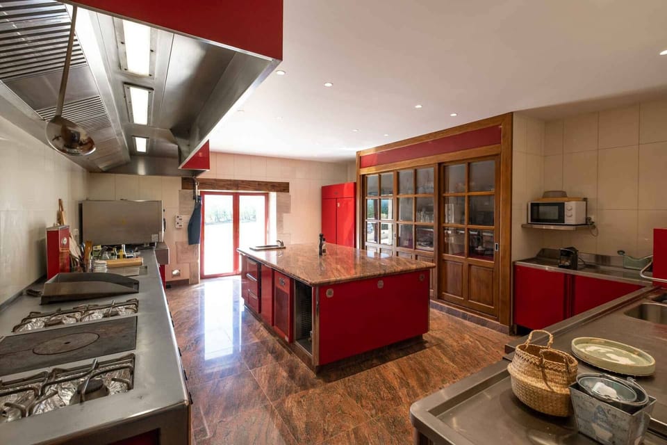 Fully-equipped professional kitchen - 1200L fridge - 5-burner gas hob - Plancha + built-in grill...