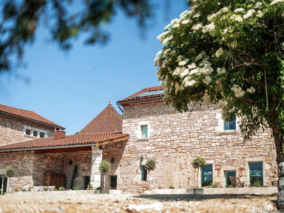 Private park of 100 hectares - Heated indoor swimming pool - Terraces with garden furniture - Barbecue - Table football and table tennis - Private car park.