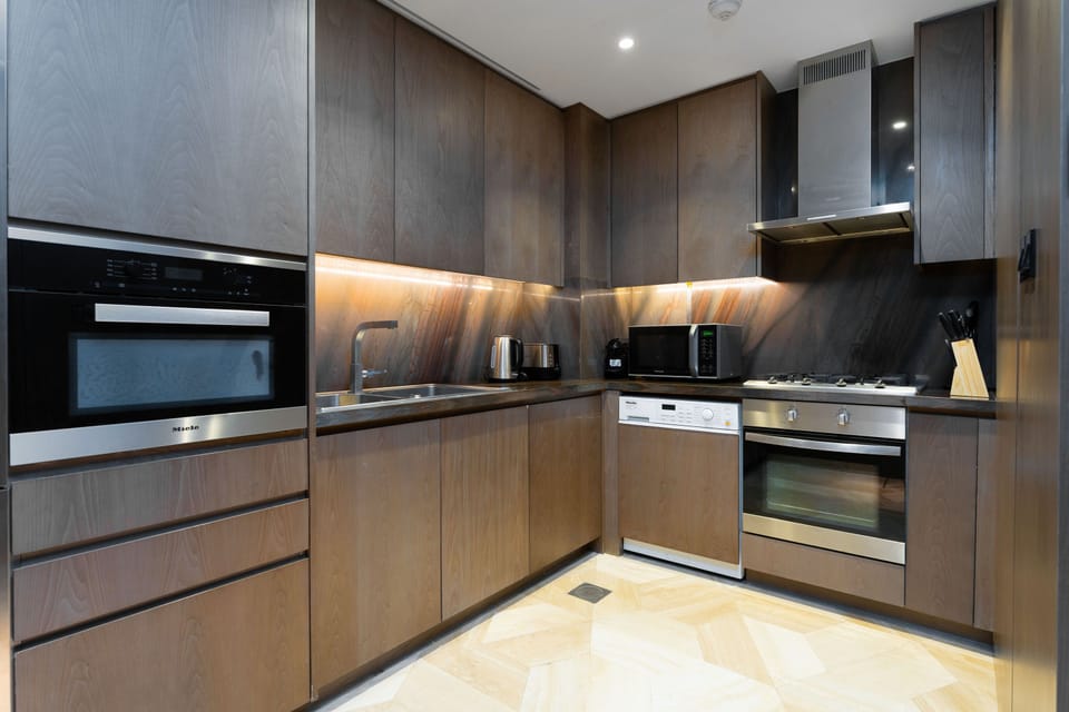 Deluxe Apartment, 1 Bedroom | Private kitchen | Fridge, microwave, oven, stovetop