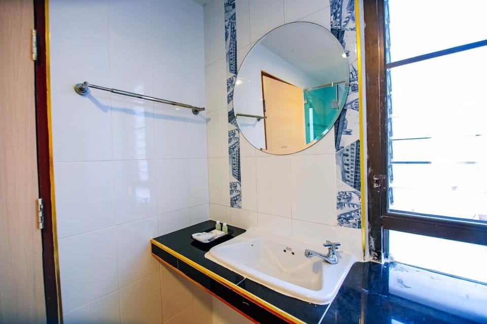 Superior Double Room | Bathroom | Shower, towels, soap, shampoo