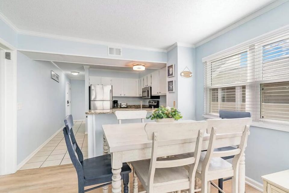 Dining/Kitchen Area