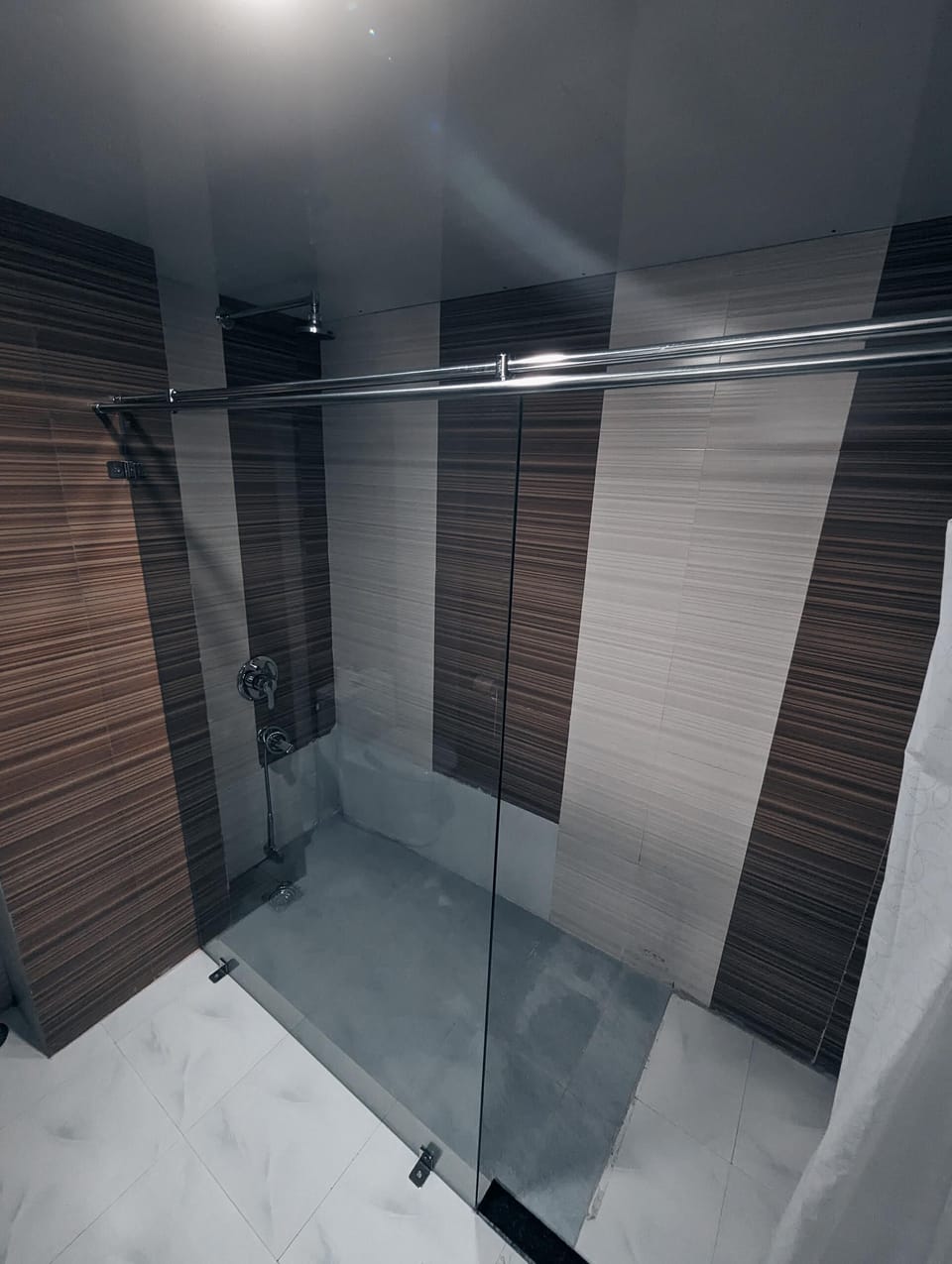 Standard Double or Twin Room, 2 Twin Beds, Non Smoking, Mountain View | Bathroom shower