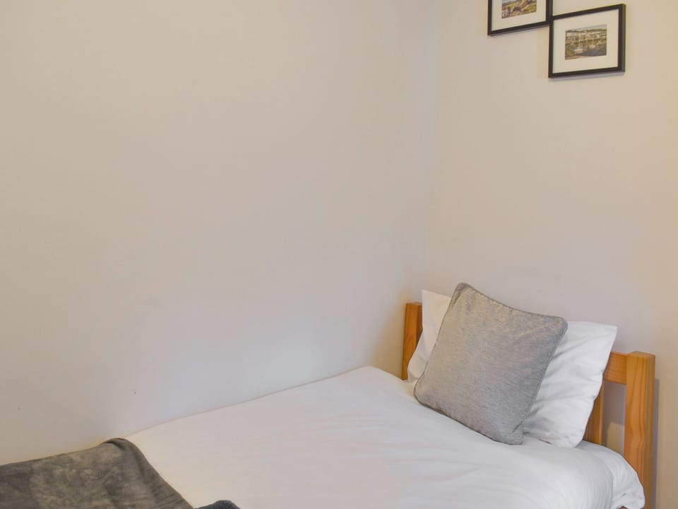 Single bedroom | Tryfar House, Harlech