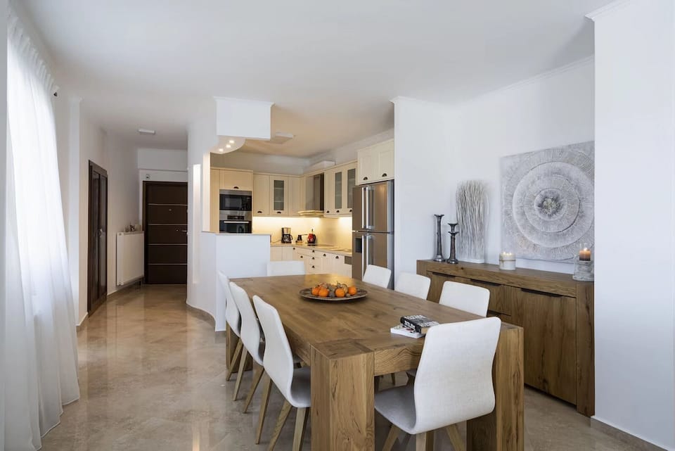 Helen Luxury Holiday House, Modern Dining Area